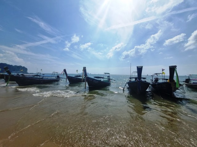 foto dos longtails na Praia de Ao Nang, Krabi, Tailândia