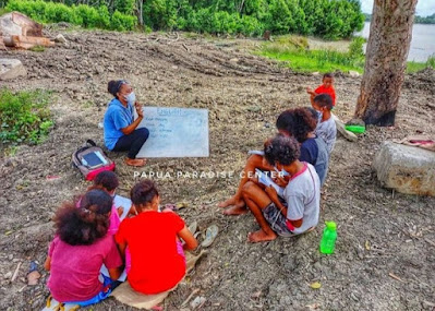 Relawan Sekolah Alam dan Bevak Literasi Paradise sedang mengajari anak-anak belajar