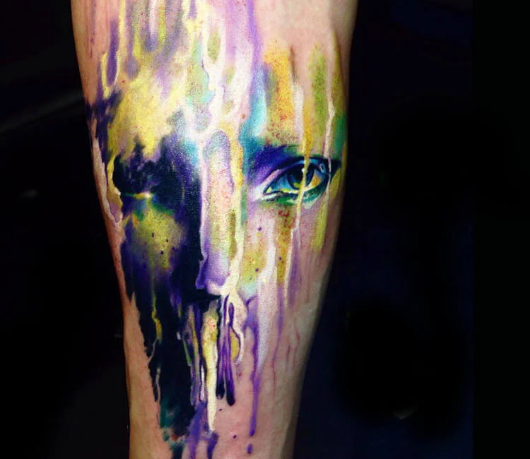 Tatuaje de un rostro que se derrite en colores