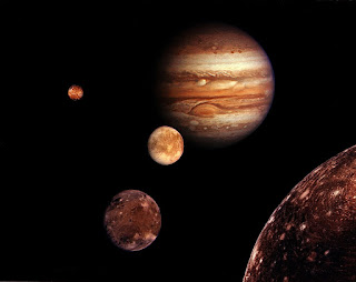 quadro mostrando Júpiter e suas luas Io, europa, Ganimedes e Calixto
