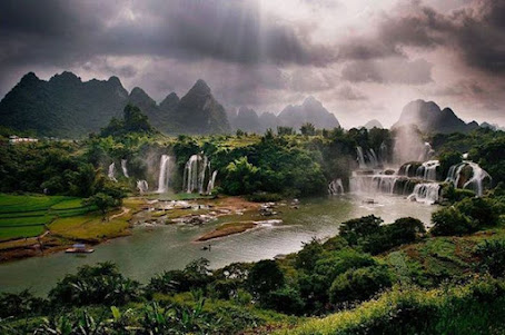 Tiongkok-Vietnam - Air Terjun Detian Di Perbatasan