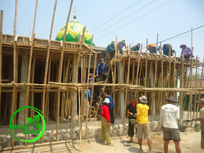 FOTO : Menaikan cor beton dengan estapet gotong royong.