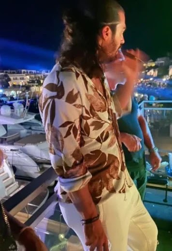 Can Yaman is currently filming the new episodes of "Viola come il mare" (Viola like the sea), but he has taken a few days off to vacation in Sardinia. There, he is the distinguished guest that everyone desires.