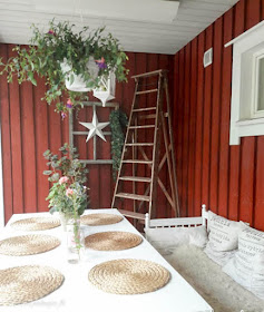 valkoiseksi maalattu pöytä terassilla puupöytä pihakäyttöön