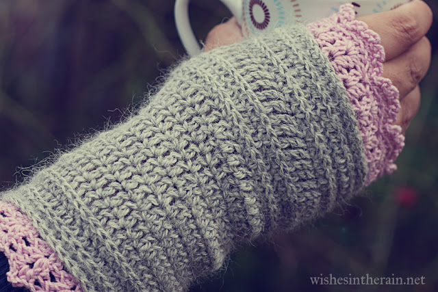 lacy crochet wrist warmer/fingerless glove/fingerless mitts - www.wishesintherain.net