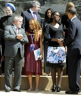 Brazilian President Luiz Inacio Lula da Silva talking with his junior G8 delegate Mayora Tavares