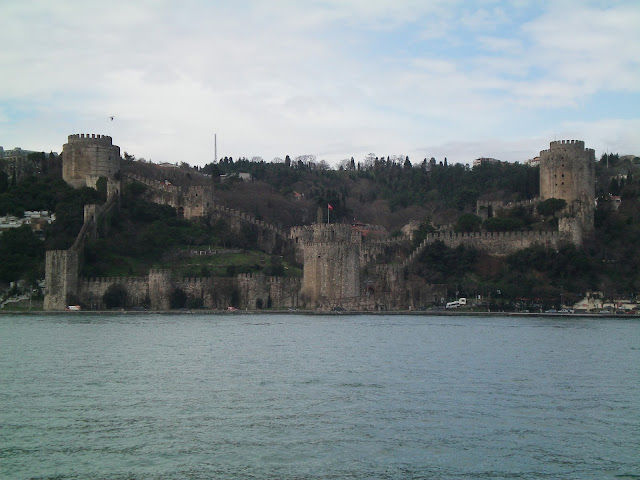 Antigua fortaleza en el canal del Bósforo
