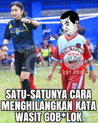 6 Meme 'Cewek Jadi Wasit' Ini Bikin Para Cowok Serba Salah