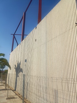 Panel-macizo-hormigón-acanalado-rayado-pared-nave-polideportivo