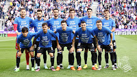 REAL SOCIEDAD DE FÚTBOL. Temporada 2022-23. Álex Remiro, Brais Méndez, Mikel Merino, Robin LeNormand, Carlos Fernández, Martín Zubimendi. Take Kubo, David Silva, Igor Zubeldia, Diego Rico y Andoni Gorosabel. Los jugadores de la Real llevan camisetas de ánimo para Joseba Zaldua, esta temporada en el Cádiz y jugador txuriurdin durante largo tiempo, que ha sufrido una grave lesión. REAL VALLADOLID C. F. 1 REAL SOCIEDAD DE FÚTBOL 0 Sábado 22/10/2022, 16:15 horas. Campeonato de Liga de 1ª División, jornada 11. Valladolid, estadio Municipal José Zorrilla: 21.175 espectadores. GOLES: 1-0: 16’, Sergio León.