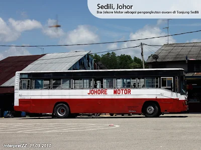 Gambar bas Johore Motor di Sedili Kechil .. Bas berwarna putih merah.