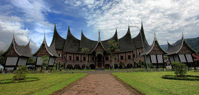 Asal Usul Rumah  Gadang  Keunikan dan Bagian  bagiannya 