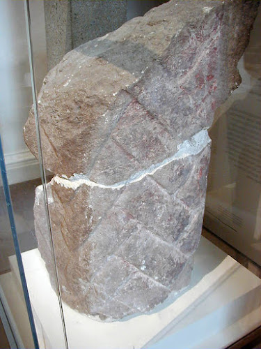 Caliza fragmentos de la barba de la Esfinge en el British Museum, siglo XIV a.C