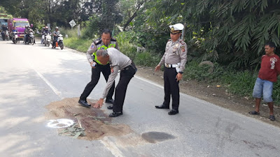 Bersenggolan Saat Nyalip, Pengendara Motor Ini Tewas Terlindas Truk Trailer