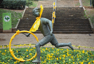 Escultura: El nen de la rutlla (Guinardó) / Joaquim Ros i Bofarull (1906-1991) per Teresa Grau Ros