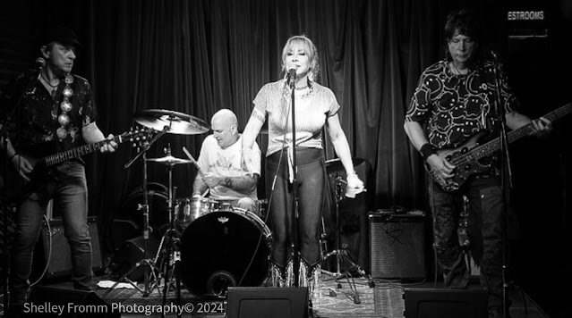 The Cynz at the Parkside Lounge on April 12 (photograph by Shelley Fromm)