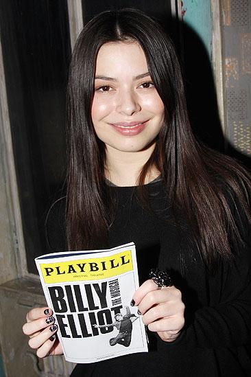 Miranda Cosgrove visita Broadway