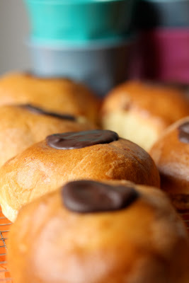 carnaval , brioches fourrées , chocolat , pâte d'amandes 