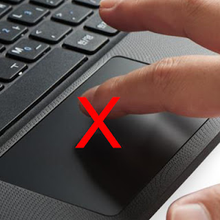 Touchpad kullanan bir el ve üzerinde X simgesi