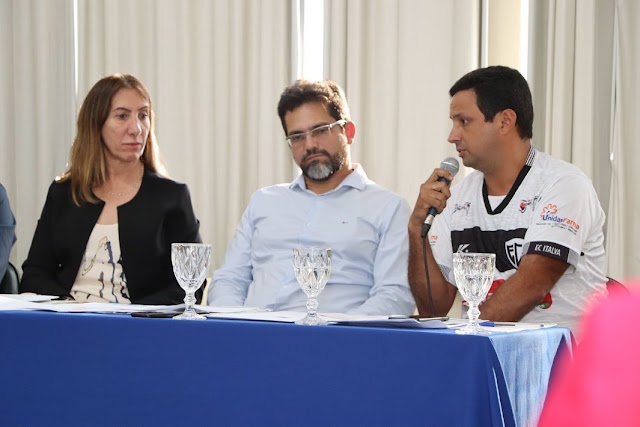 Trajado com a Camisa do EC Italva, Léo pelanca participa de assembleia-geral do Cidennf