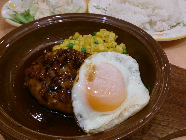 サイゼリア イオンタウンユーカリが丘店 ランチメニューのオニオンソースのハンバーグ サイゼリア イオンタウンユーカリが丘店 ランチメニューのオニオンソースのハンバーグ