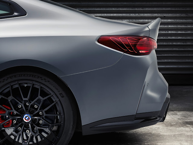 2023 BMW M4 CSL (G82) comes with special-edition adaptive M suspension with electronically controlled dampers, electromechanical M Servotronic steering with variable ratio, and continues with the M Carbon ceramic brakes.