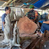 Babinsa Koramil 03 SERda Subroto ajak masyrakat pengolahan kayu yang sudah tidak produktif dijadikan meja,kursi dan lemari di sebuah pengrajin kayu di DEsa Sioban kab Kep Mentawai
