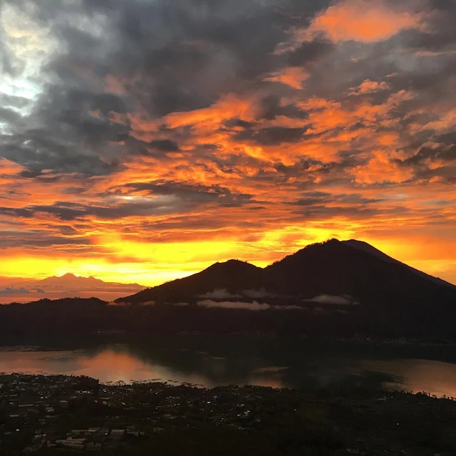 foto danau batur dari puncak gunung batur