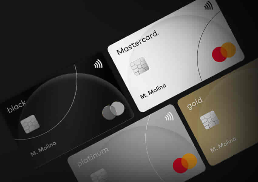 Imagem mostra muitos cartões de crédito da bandeira Mastercard sobre um fundo de tonalidade escura.