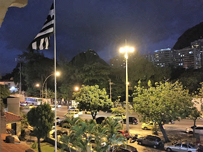 Bandeira do Botafogo tremulando, ao fundo a avenida Vencesláu Braz