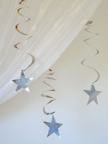 http://www.viladoartesao.com.br/blog/2011/11/recicle-latinhas-e-faca-uma-estrela-com-espiral-para-suas-festas/