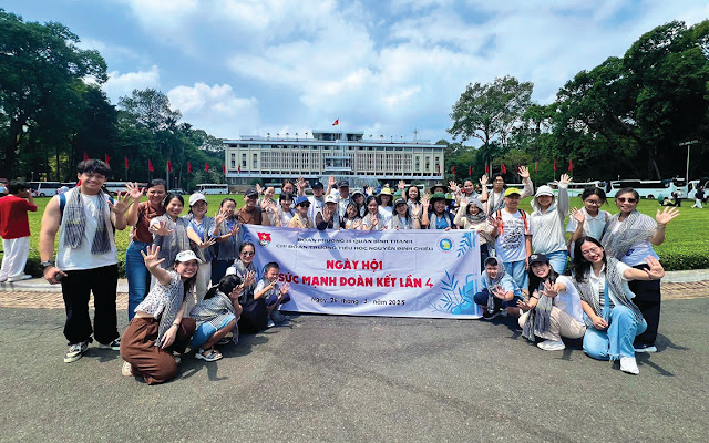 Đoàn tham quan của Trường Tiểu học Nguyễn Đình Chiểu  chụp ảnh lưu niệm tại Dinh Độc Lập. (Ảnh: HG)