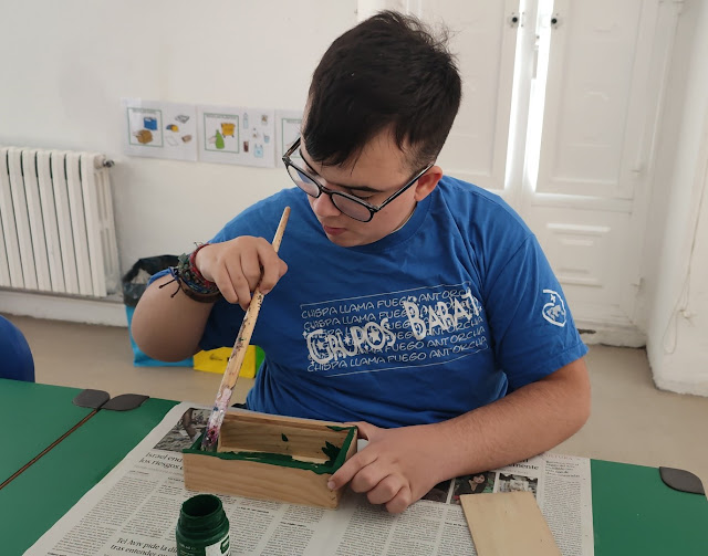 Alumno decorando caja de madera