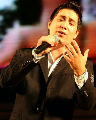 Foto de Cristian Soloa cantando en concierto