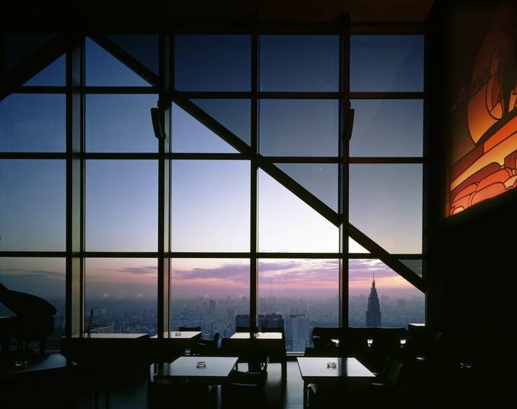 The World’s 30 Best Rooftop Bars… Everyone Should Drink At #9 At Least Once. - The New York Bar is on the 52nd floor in the Park Hyatt hotel in Tokyo, Japan.