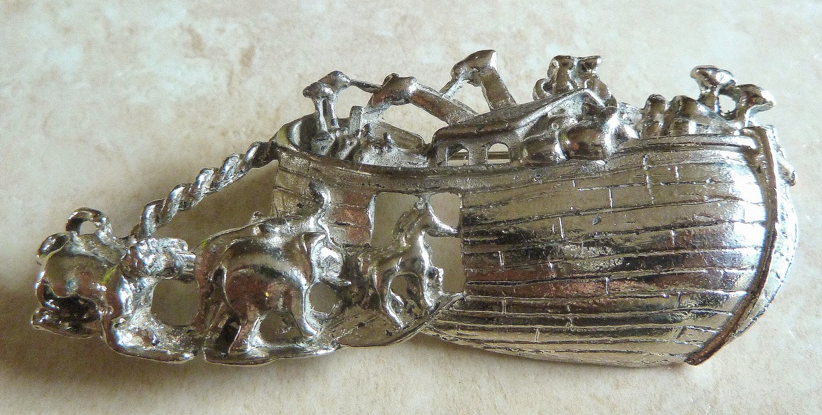 http://www.kcavintagegems.uk/vintage-noahs-ark-silvertone-brooch-410-p.asp