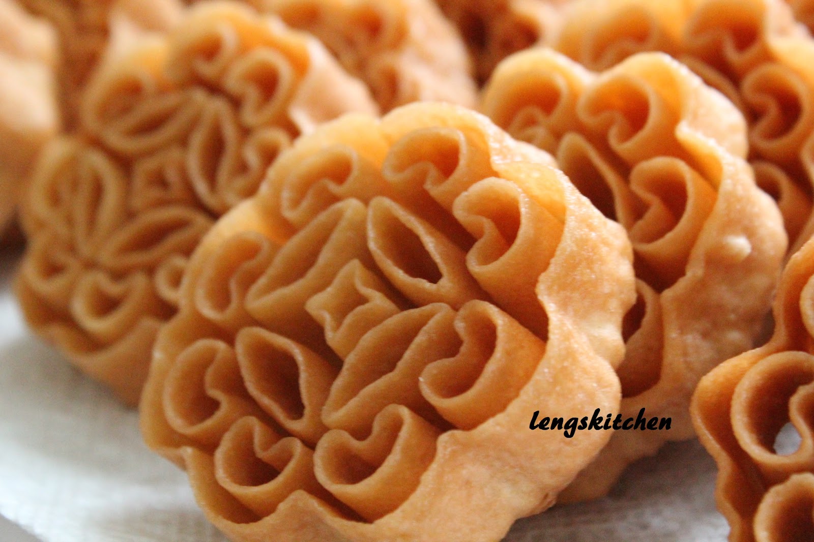 Kitchen Chaos: Beehive Cookies (Kuih Rose) 蜂窝饼 - Chinese 