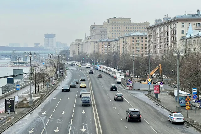 вид с Крымского моста, Москва-река, Фрунзенская набережная, сбор массовки на митинг в поддержку Путина