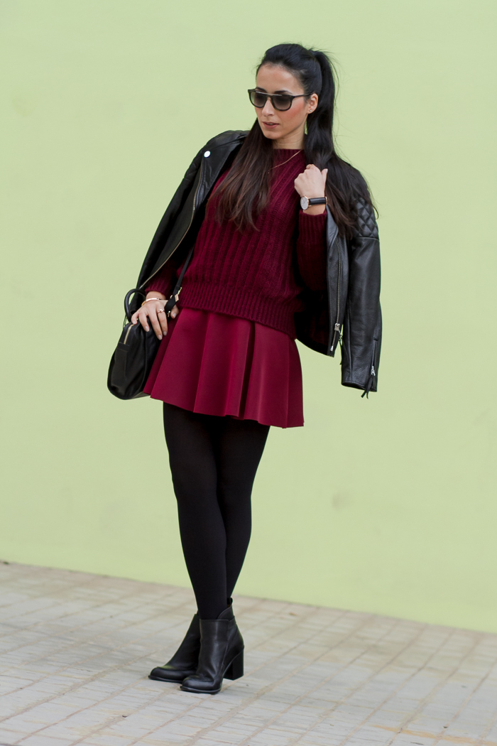 Look en color granate oxblood burgundy con negro medias ORI tendencia falda corta Blog Moda Tendencias Estilo Withorwithoutshoes