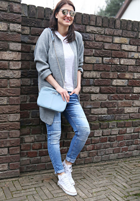 street style, szary kardigan, conversy, białe conversy, converse, boyfriend jeans, spring style, 