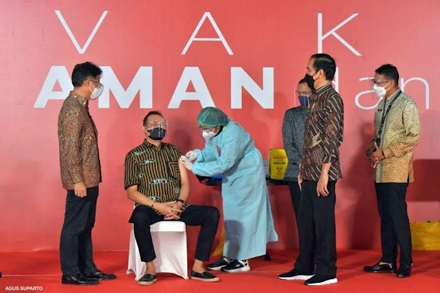 Foto: Jokowi saat meninjau vaksinasi Covid-19 (Instagram Jokowi)