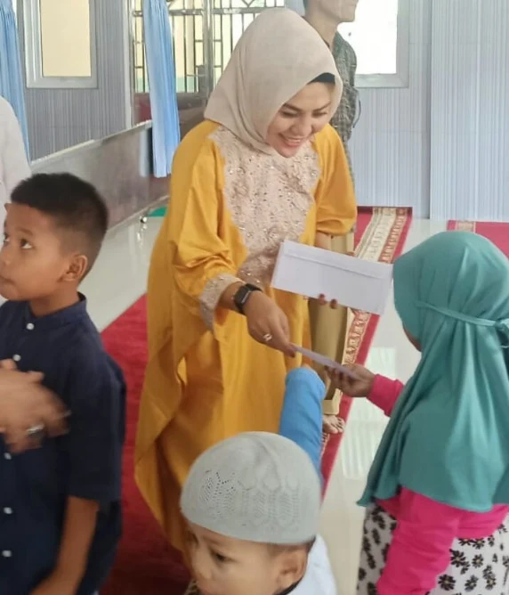 Sambut Lebaran, Yanti Elvita Pengurus DPD Golkar Padang Berbagi Kebahagiaan Dengan Anak Yatim