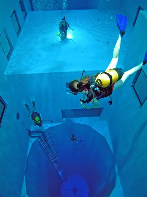 divers in deepest swimming pool