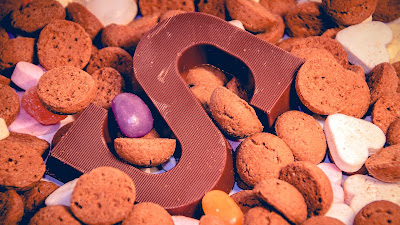 Chocolade letter en pepernoten en ander strooigoed.