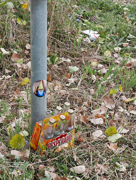 Sticker met kabouter op paaltje en doosje lege flesjes Desperado-bier daarvoor