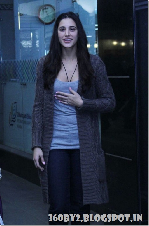 beautiful-nargis-fakhri-spotted-at-international-airport-stills-04
