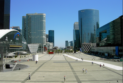 La perspective historique vue du parvis de la Défense