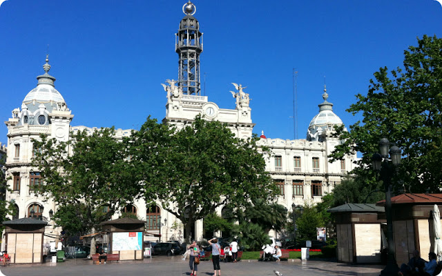 Valencia-Ayuntamiento y puestos de flores