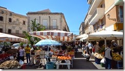 Frisches Obst, Gemüse, Fisch usw. sind hier zu finden - Markt von Syrakus
