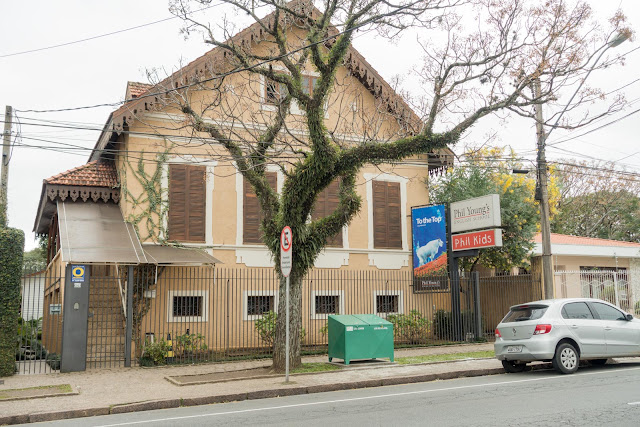 Casa com lambrequim. em Curitiba